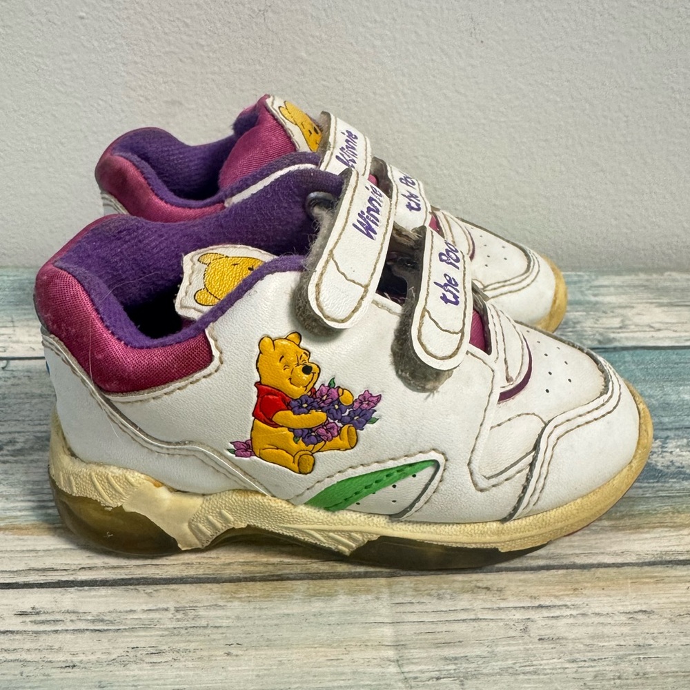 Vintage Winnie the Pooh Light Up Toddler Sneakers Size 6 Disney working lights!